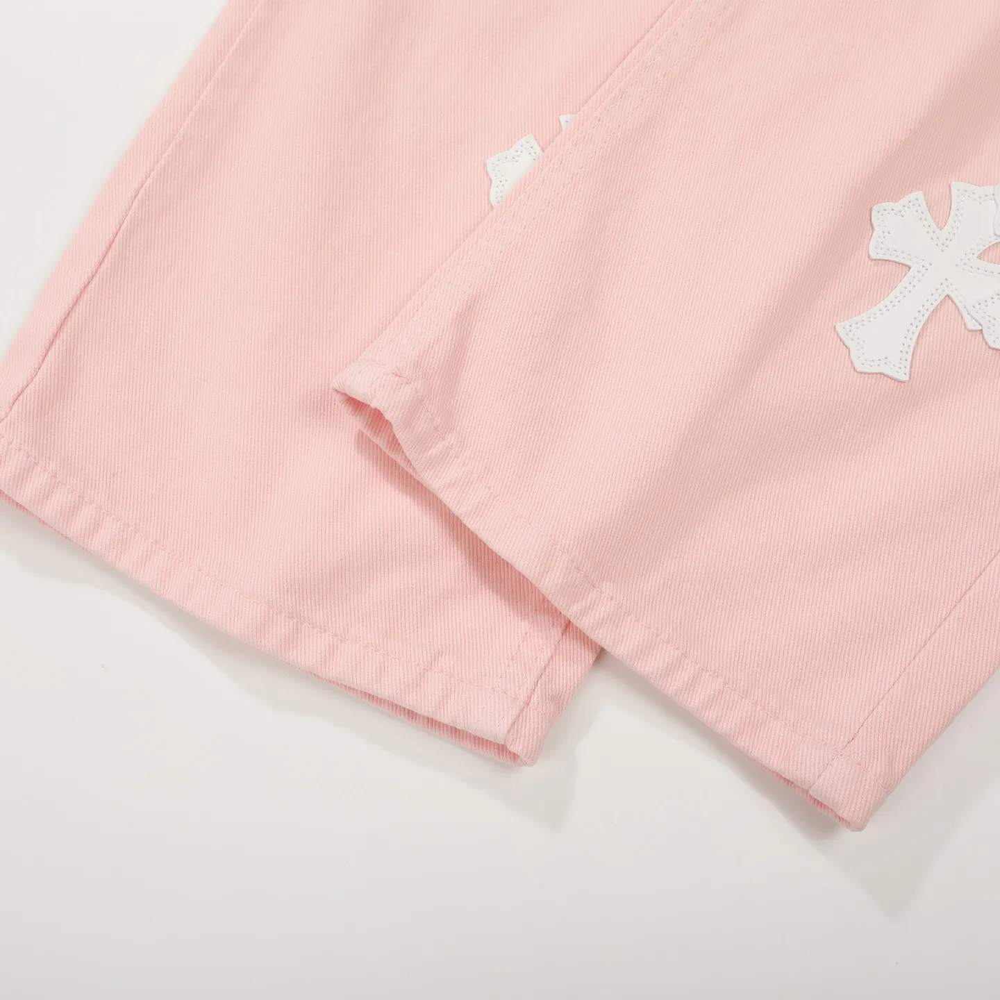 P260 Chrome hearts CH co-branded Drak Miami light pink jeans exude uninhibited personality and unique charm. Every wear and tear is carefully designed to present a unique artistic feel. Made of imported denim fabric, which has undergone heavy industrial washing and destruction treatment, the trousers show a super cool effect on the upper body, allowing you to dominate the fashion stage.  This is more than just a pair of jeans, it is an expression of attitude. With its unique design concept and ultimate pursuit of details, Croxin breaks traditional boundaries and defines the jeans trend in the new era. The trousers are made of double-layer woven fabric with customized hardware. Italian-made special cowhide is printed and cut. Custom-made sheepskin three-layer thick-line leather. The whole body is spliced ​​in heavy water washing. Craftsmen hand-splash ink. You can see the details. Three-dimensional cutting version. Loose and comfortable, not flattering. Makes taller and slimmer. Factory Seiko. Original quality control. Same style for men and women. Can be matched with couples. Versatile recommendation. Must-have jeans for all seasons. Color: light pink. Size: 28-30-32-34.